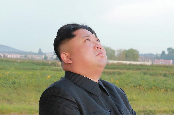 © Reuters. Kim Jong Un em lançamento de míssil Hwasong-12