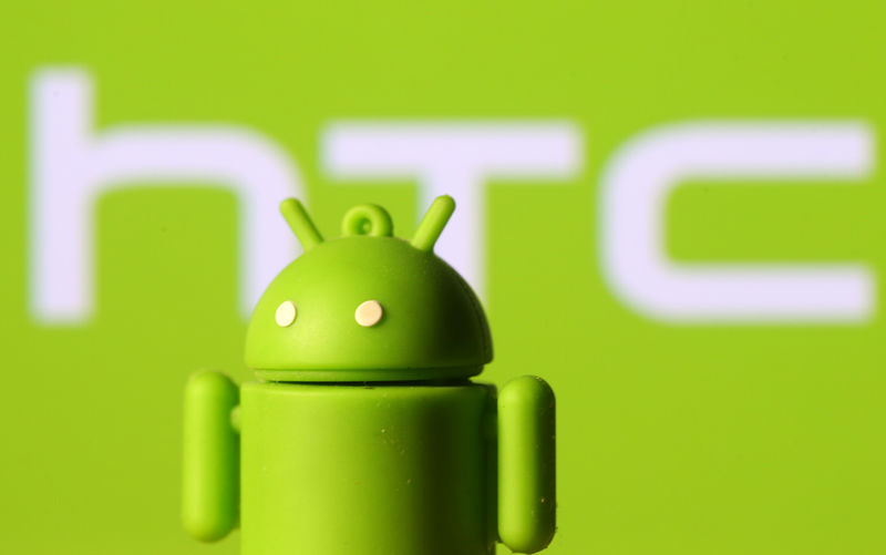 © Reuters. A 3D printed Android mascot Bugdroid is seen in front of an HTC logo in this illustration