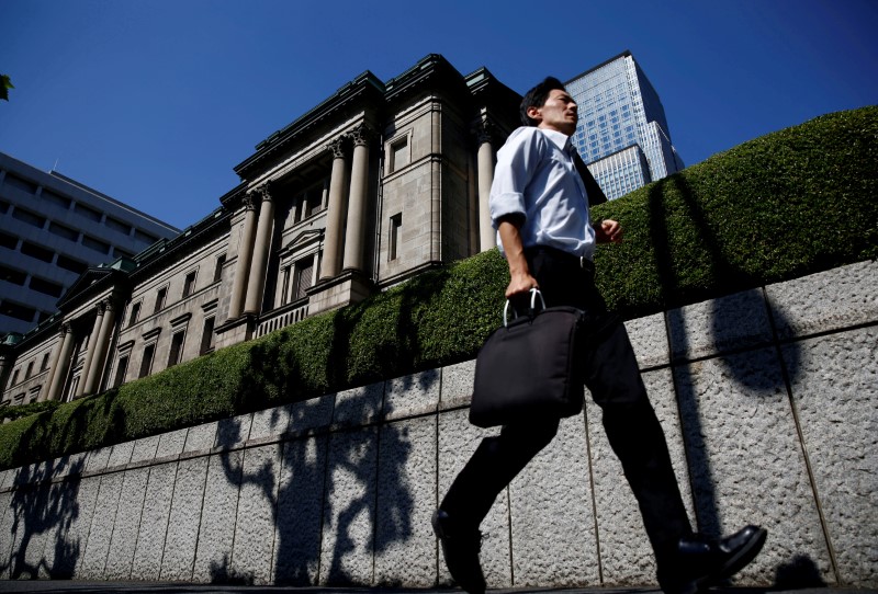 © Reuters. FILE PHOTO: A man runs past the Bank of Japan (BOJ) building in Tokyo