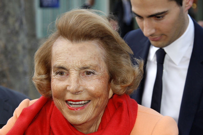 © Reuters. FILE PHOTO: Liliane Bettencourt, heiress to the L'Oreal fortune leaves with Jean-Victor Meyers, her grandson, the L'Oreal-UNESCO prize for women in Paris