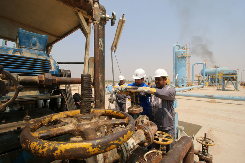 © Reuters. النفط يرتفع قبل اجتماع أوبك لمناقشة تمديد تخفيضات الإنتاج