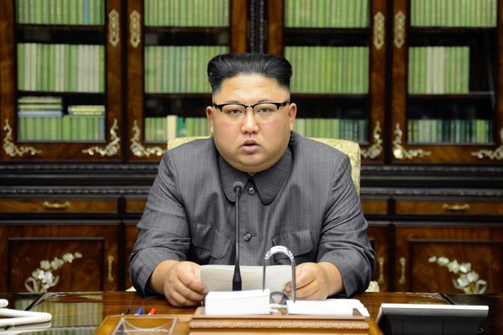 © Reuters. Лидер Северной Кореи Ким Чен Ын делает заявление по поводу речи президента США Дональда Трампа в Генассамблее ООН, 22 сентября 2017 года