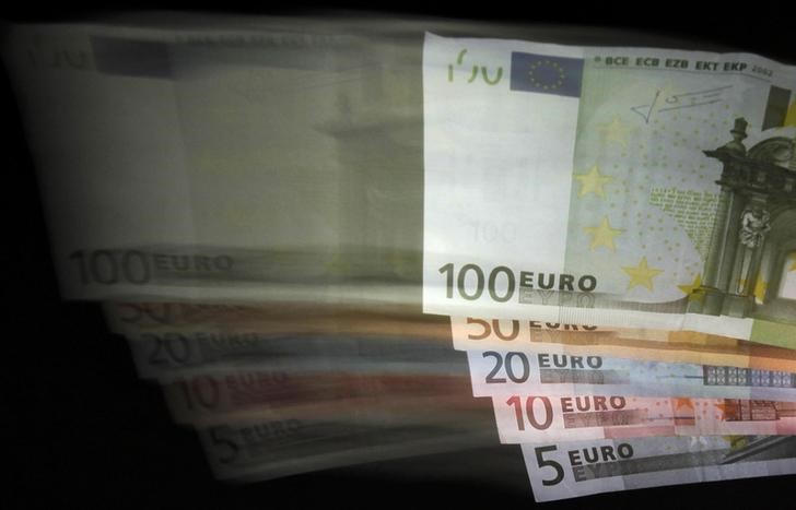 © Reuters. Euro banknotes are seen in this picture illustration taken in Prague