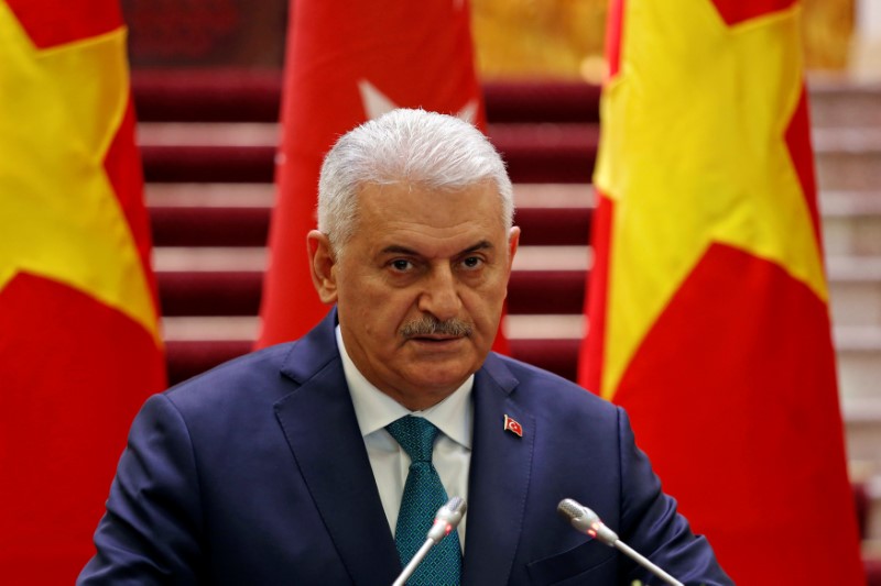 © Reuters. Turkish Prime Minister Binali Yildirim attends a press briefing with his Vietnamese counterpart Nguyen Xuan Phuc at the Government Office in Hanoi