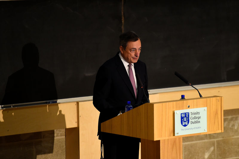 © Reuters. President of the European Central Bank Mario Draghi speaks at Trinity College in Dublin