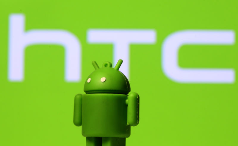 © Reuters. A 3D printed Android mascot Bugdroid is seen in front of an HTC logo in this illustration