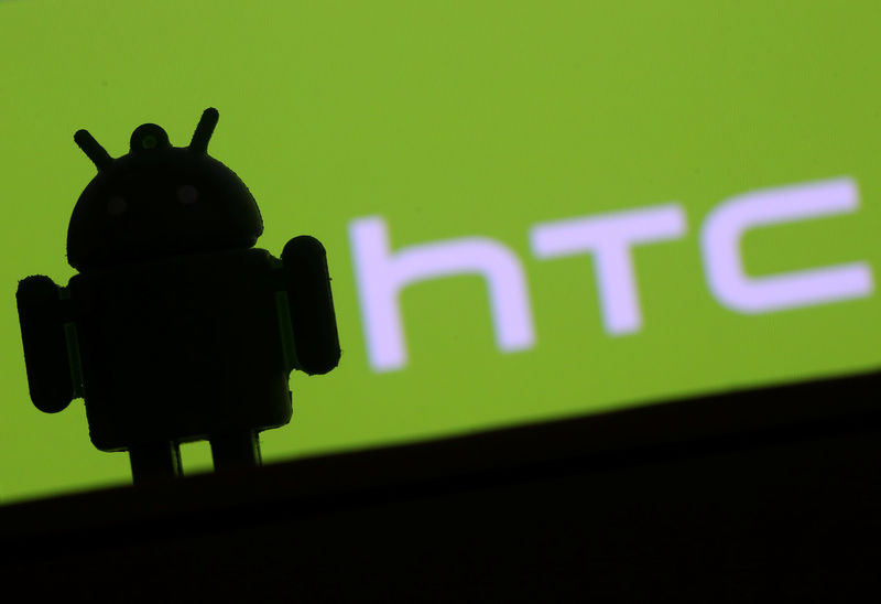 © Reuters. A 3D printed Android mascot Bugdroid is seen in front of an HTC logo in this illustration