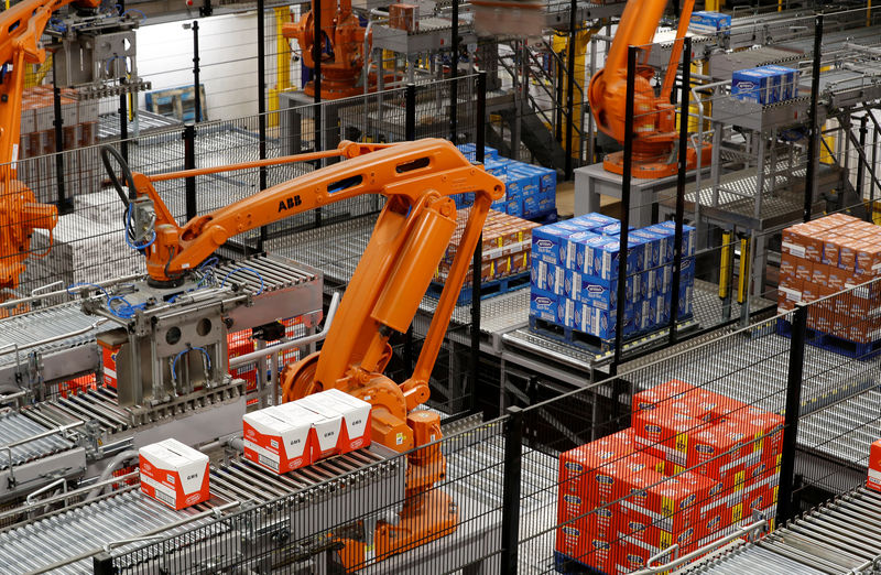 © Reuters. Robotic arms load biscuits onto pallets on the production line of Pladis' McVities factory in London
