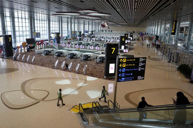 © Reuters. عامل أمتعة "مزعج" في مطار بسنغافورة يبدل بطاقات مئات الحقائب`