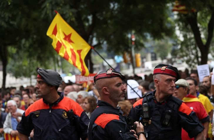 © Reuters. إسبانيا ترسل المزيد من الشرطة إلى قطالونيا لمنع الاستفتاء