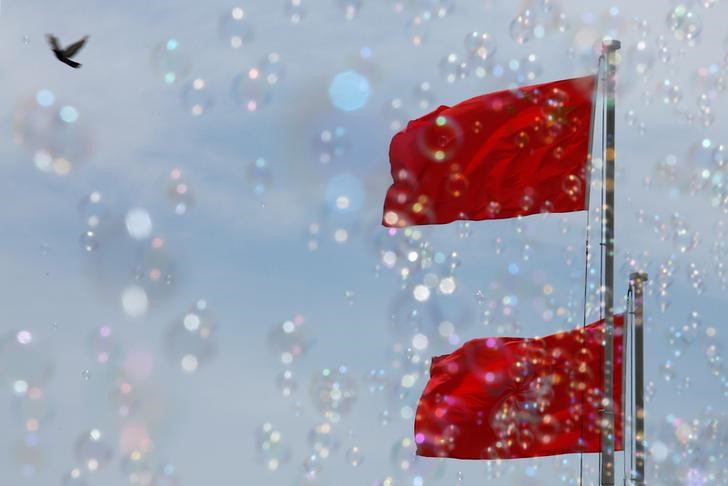 © Reuters. Bubbles are seen in front of a Chinese national flag and a Hong Kong flag in Hong Kong