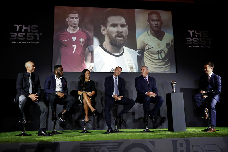 © Reuters. Ronaldo, Messi y Neymar se disputan el premio de jugador del año de la FIFA