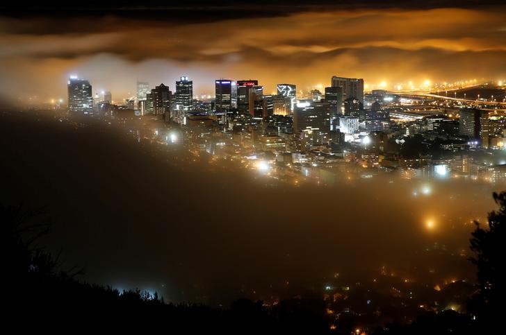 © Reuters. Seasonal fog enshrouds buildings in the city centre of Cape Town