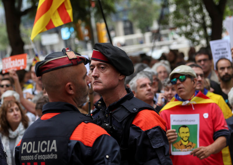 © Reuters. Polícia regional da Catalunha, durante protesto, em Barcelona