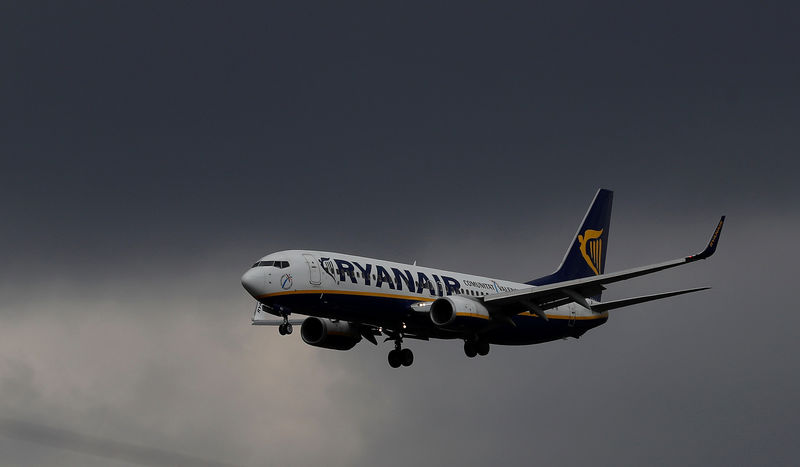 © Reuters. FILE PHOTO:A Ryanair plane prepares to land at Manchester Airport in Manchester