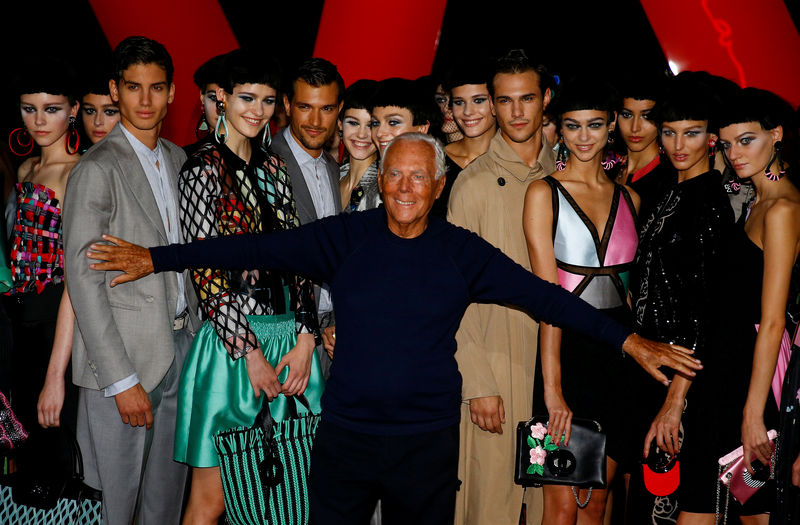 © Reuters. Estilista italiano Giorgio Armani ao término de seu desfile Primavera/Verão na Semana de Moda de Milão