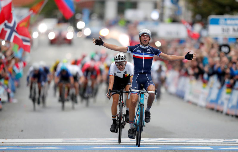 © Reuters. Benoit Cosnefroy from France finishes firts and Lennard Kamna from Germany second in UCI Cycling Road World Championships Men Under 23 in Bergen