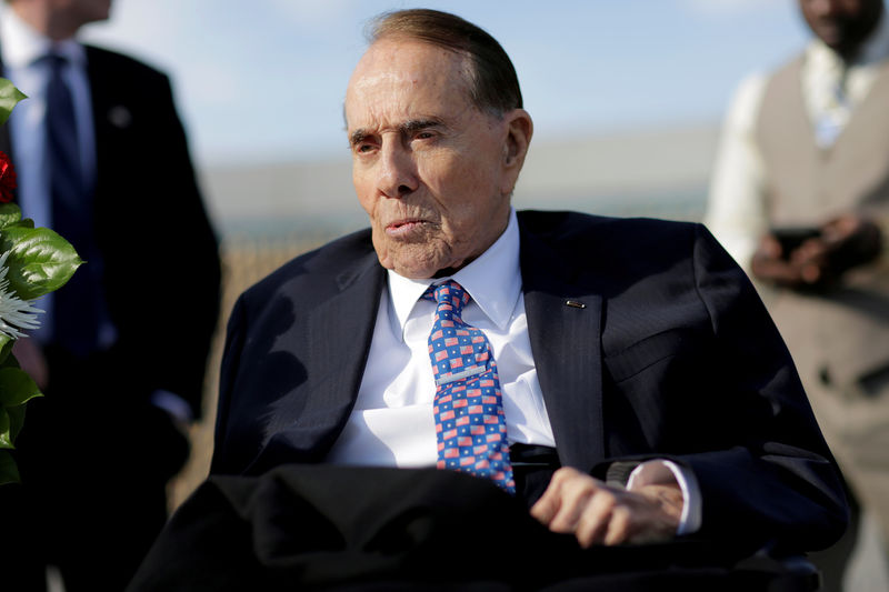 © Reuters. FILE PHOTO: Dole attends Memorial day services at the World War II Memorial in Washington