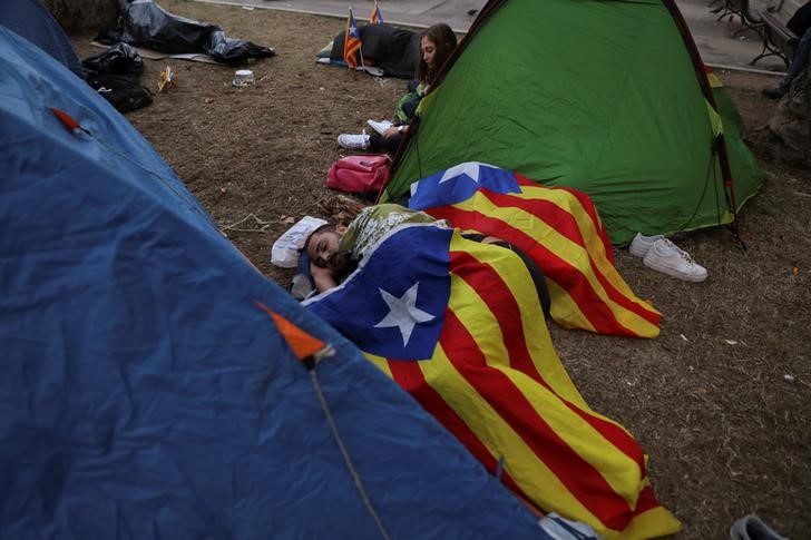 © Reuters. Miles de universitarios catalanes se unen a las protestas por el referéndum