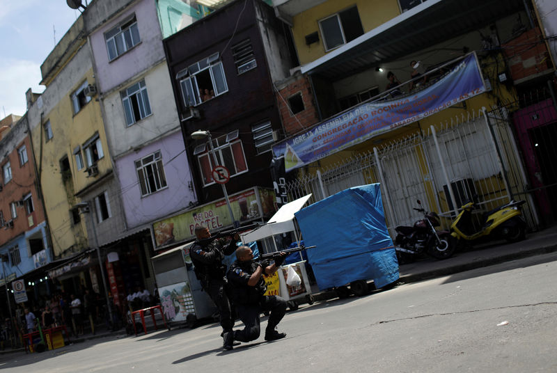 © Reuters. Polícia durante operação na favela da Rocinha, no Rio de Janeiro