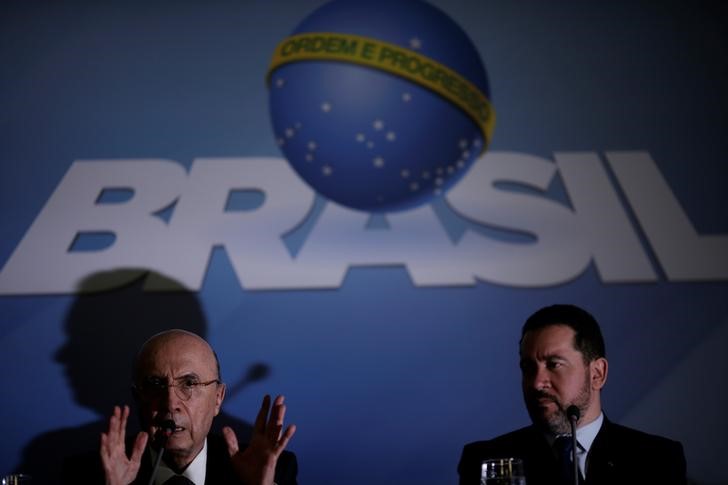 © Reuters. O ministro da Fazenda do Brasil, Henrique Meirelles (à esquerda) ao lado do ministro do Planejamento, Dyogo Oliveira (à direita), durante coletiva de imprensa no Palácio do Planalto, em Brasília