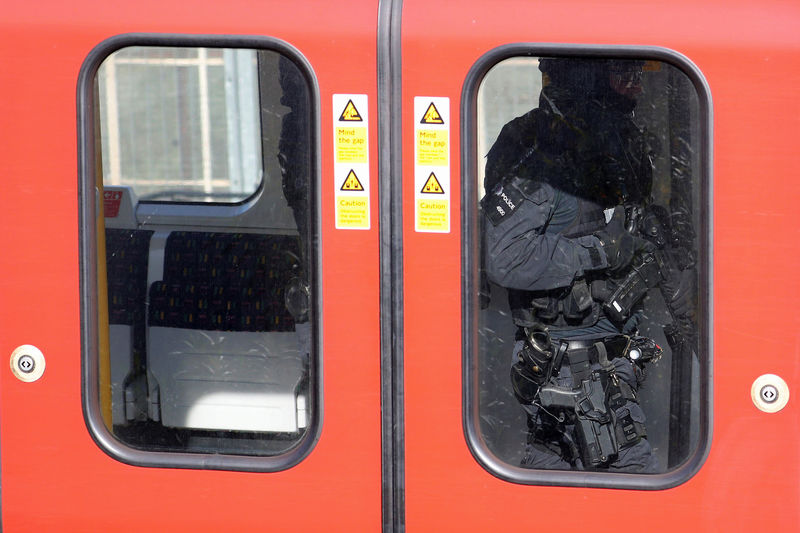 © Reuters. Polícia inspeciona metrô após incidente com bomba em Londres