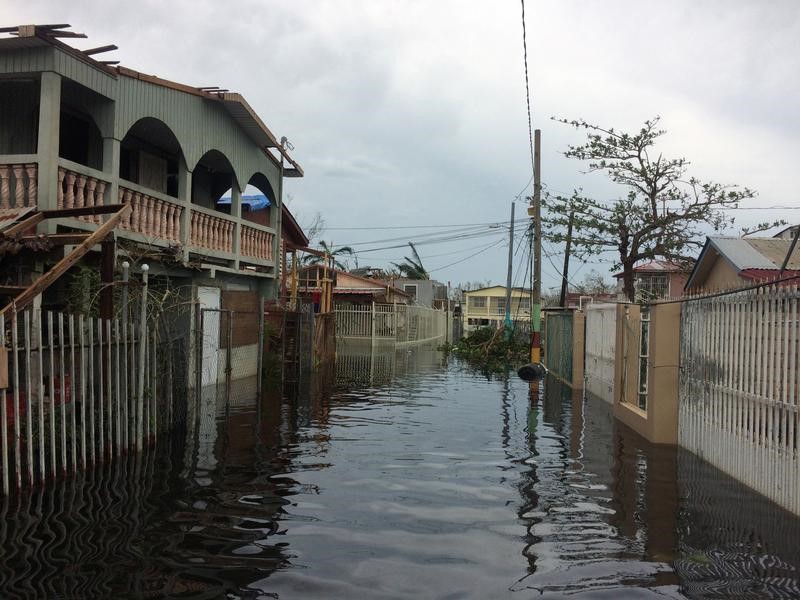 © Reuters. Rua alagada em Catano, ao sul de Porto Rico, após passagem do furacão Maria