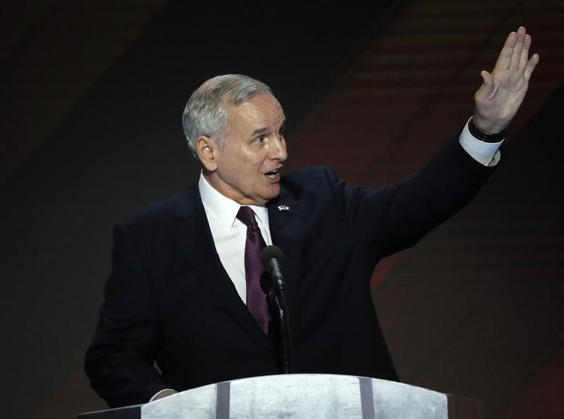 © Reuters. Minnesota Governor Mark Dayton speaks on the final night of the Democratic National Convention in Philadelphia