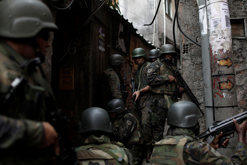 © Reuters. Militares assumem posição na favela da Rocinha, no Rio de Janeiro