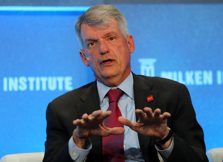 © Reuters. Tim Sloan, CEO and President of Wells Fargo & Co., speaks during the Milken Institute Global Conference in Beverly Hills