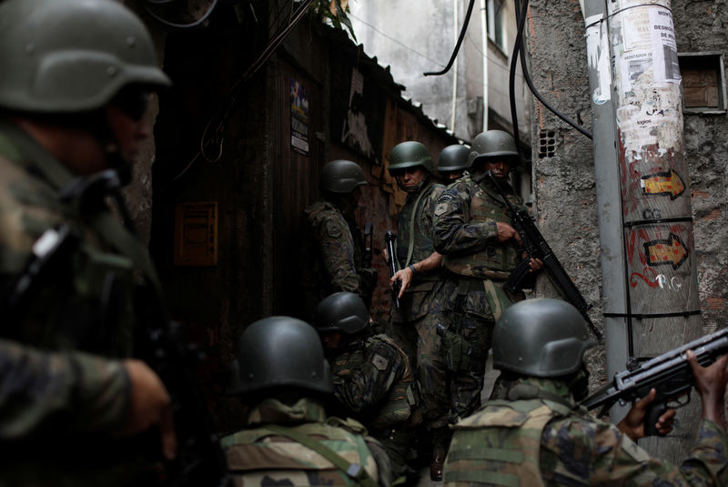 © Reuters. الجيش البرازيلي ينتشر في حي فقير مع تفاقم العنف المرتبط بالمخدرات