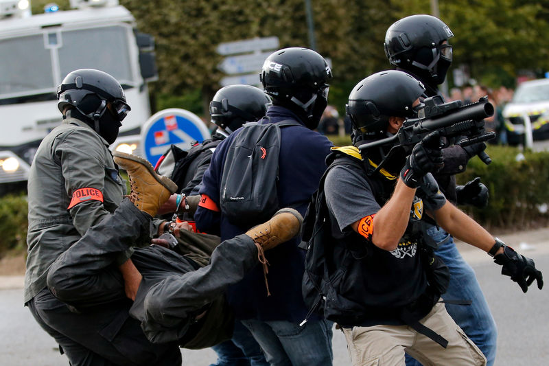 © Reuters. Plain-clothes policemen arrest a man during a demonstration against the government's labour reforms in Nantes