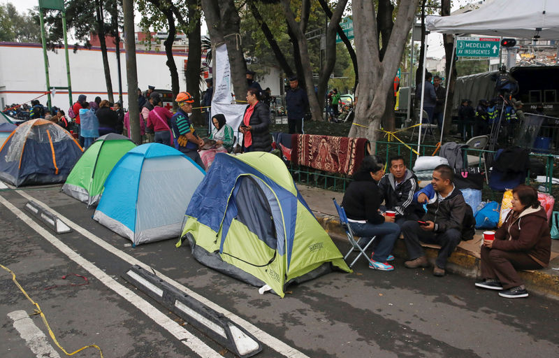 © Reuters. Miles de damnificados buscan techo tras el terremoto en México