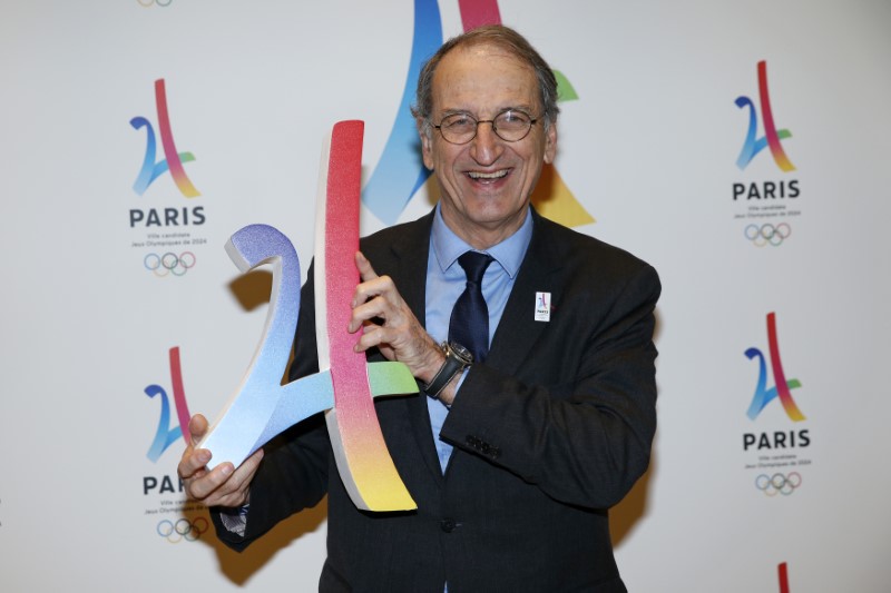 © Reuters. President of the French National Olympic and Sports Committee Denis Masseglia holds the logo as he attends the presentation of the Paris candidacy for the 2024 Olympic and Paralympic Games in Paris