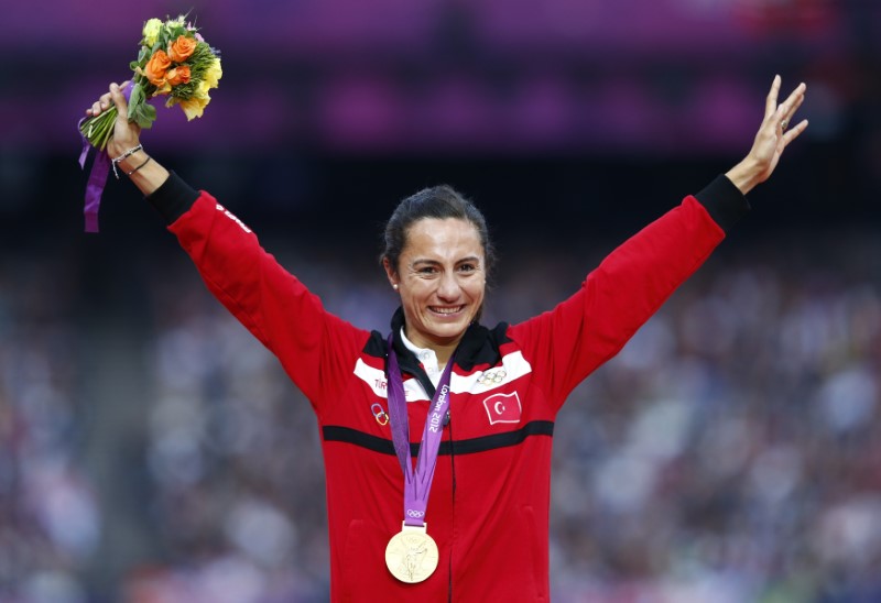 © Reuters. Gold medallist Turkey's Cakir Alptekin smiles during the women's 1500m victory ceremony at the London 2012 Olympic Games