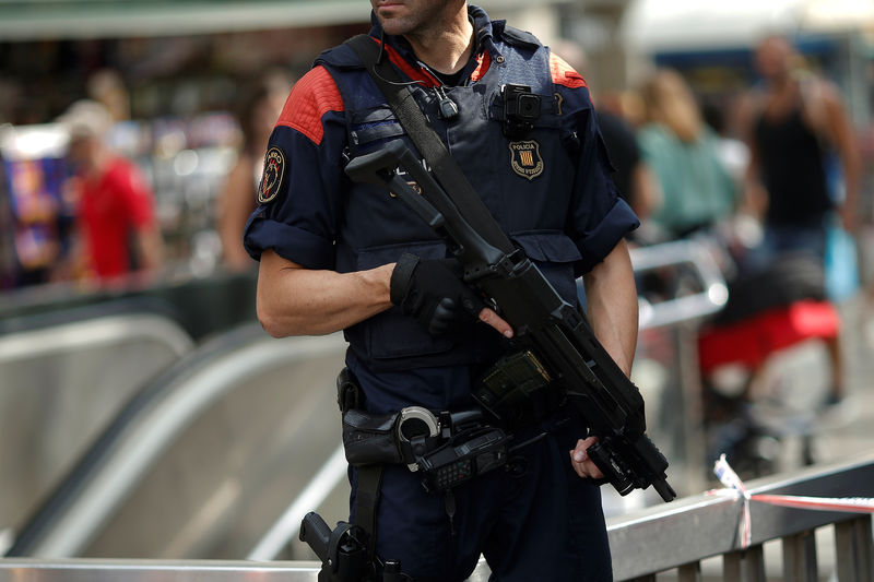 © Reuters. An armed Catalan Mossos d'Esquadra officer stands guard at Las Ramblas in Barcelona