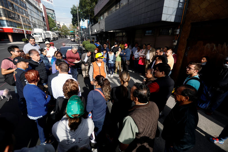 © Reuters. زلزال جديد يثير الرعب في المكسيك ويدفع السكان للشوارع