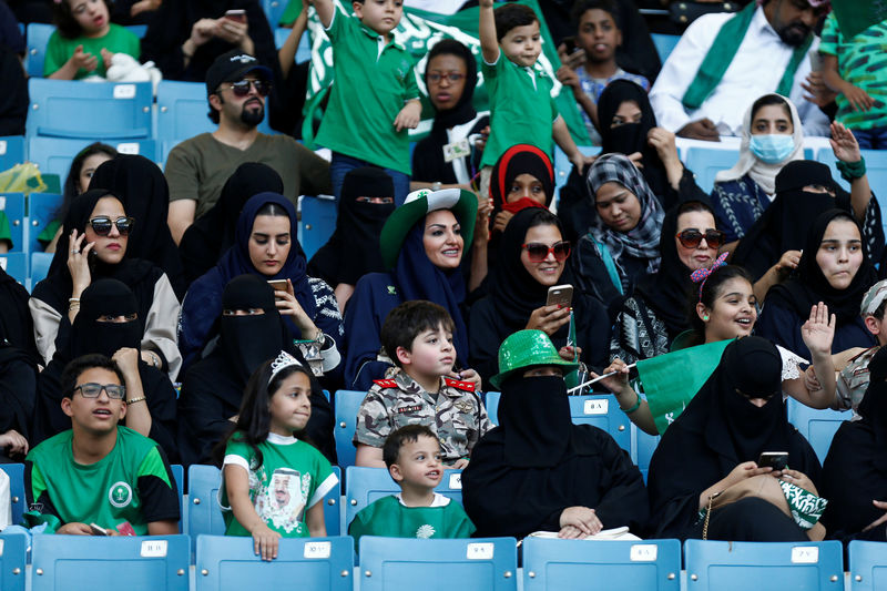 © Reuters. السعودية تسمح للمرأة ولأول مرة بدخول استاد رياضي في اليوم الوطني