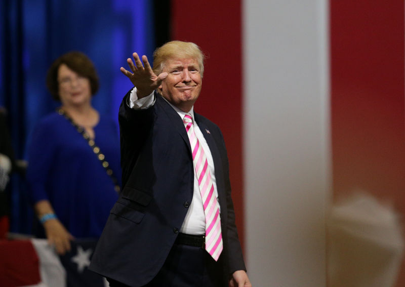 © Reuters. FILE PHOTO: President Trump waves to the crowd after speaking at a rally for Senator Strange at the Von Braun Centre in Huntsville