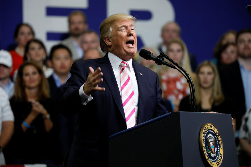 © Reuters. U.S. President Donald Trump speaks at a campaign rally for Senator Luther Strange in Huntsville