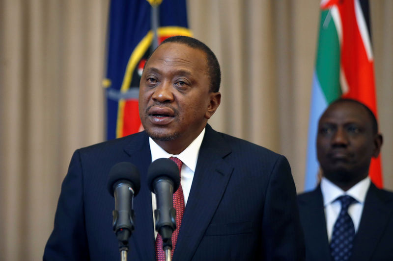 © Reuters. Kenya's President Uhuru Kenyatta and his Deputy William Ruto deliver a statement to members of the media at the State House in Nairobi