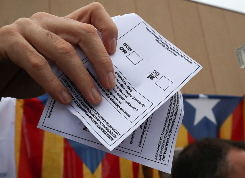 © Reuters. El 61% de catalanes considera que el 1-O no es válido, según una encuesta