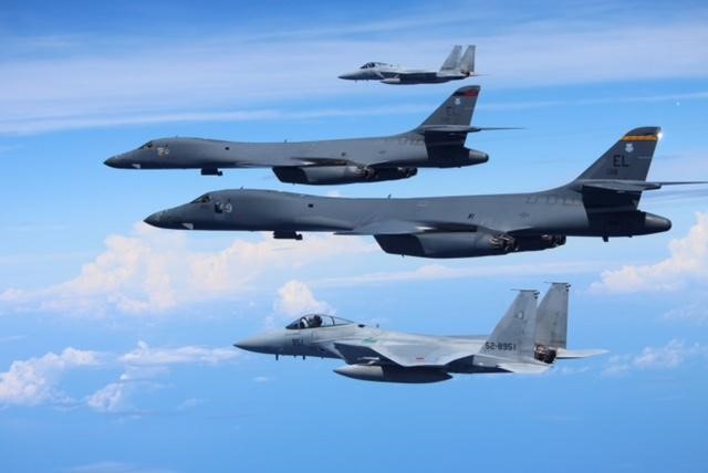 © Reuters. En la imagen de archivo, aviones de combate F-15 de las Fuerzas de Autodefensa de Japón realizan un ejercicio aéreo con los bombarderos B-1B Lancer de la Fuerza Aérea de Estados Unidos  en los cielos del Mar de la China Meridional