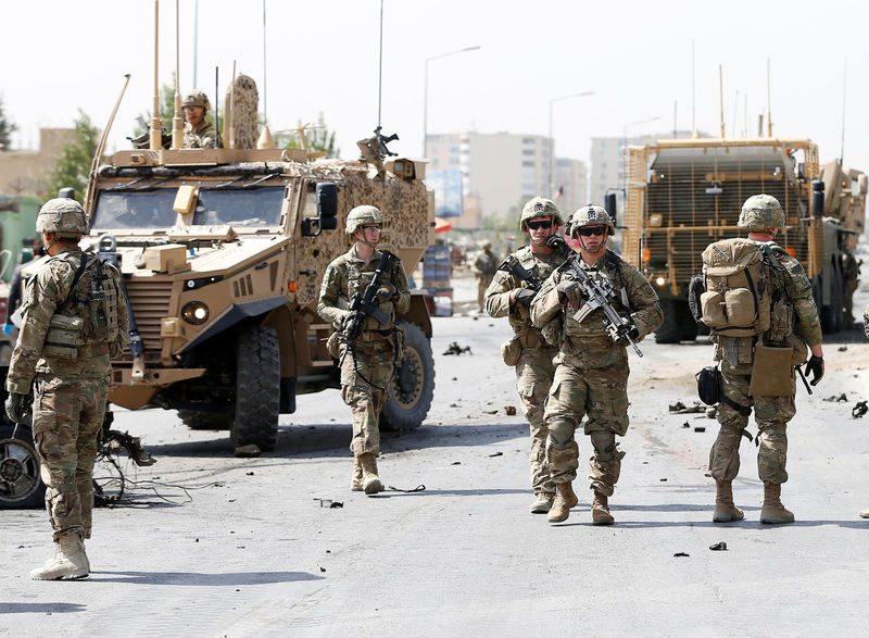 © Reuters. إصابة مدنيين في تفجير سيارة ملغومة استهدف قافلة لحلف الأطلسي بأفغانستان