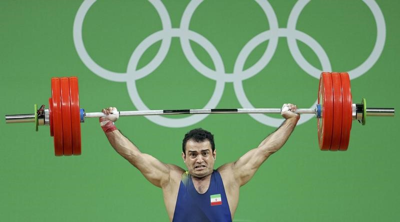 © Reuters. مرادي بطل أولمبي كرس حياته لرفع الأثقال ليحطم الرقم العالمي