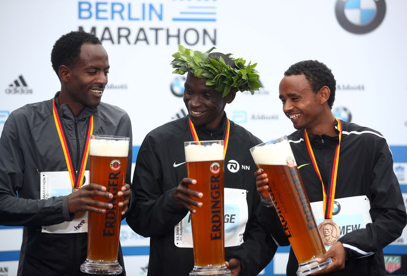 © Reuters. Keniano Kipchoge gana maratón de Berlín, pero no logra récord mundial