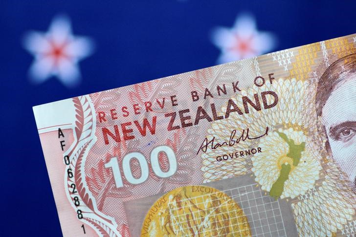 © Reuters. FILE PHOTO: Illustration photo of a New Zealand Dollar note