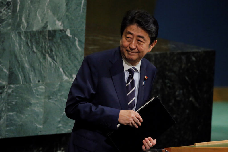 © Reuters. Japanese Prime Minister Shinzo Abe gestures after addressing the 72nd United Nations General Assembly at U.N. headquarters in New York