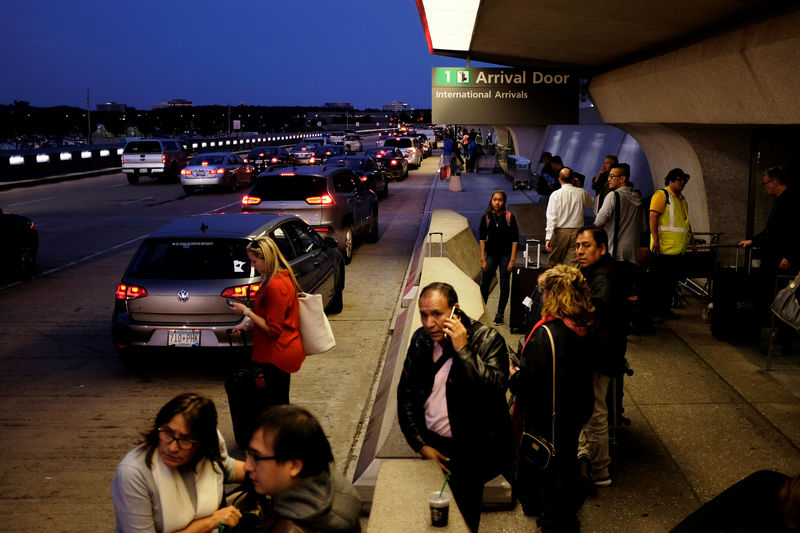 © Reuters. International passengers wait for their rides outside the international arrivals exit at Dulles International Airport in Dulles, Virginia, U.S.