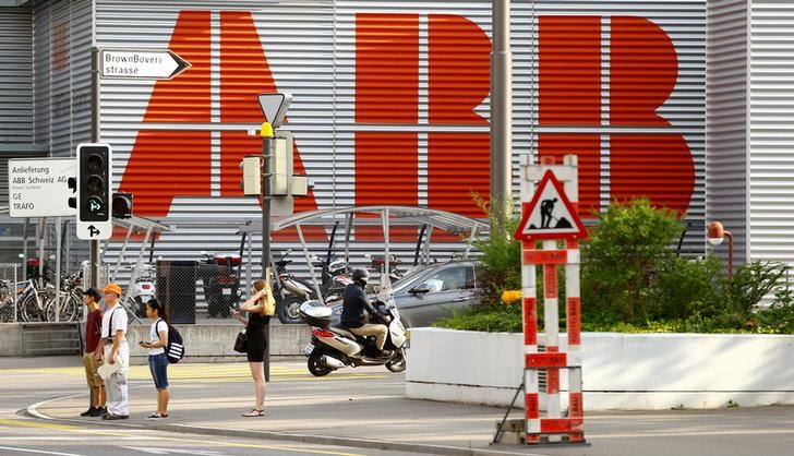 © Reuters. Logo of Swiss power technology and automation group ABB is seen in Baden
